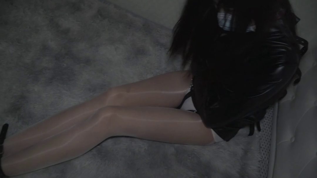 油亮长腿配拘束服头套，束缚好，今晚就这样睡吧！-4