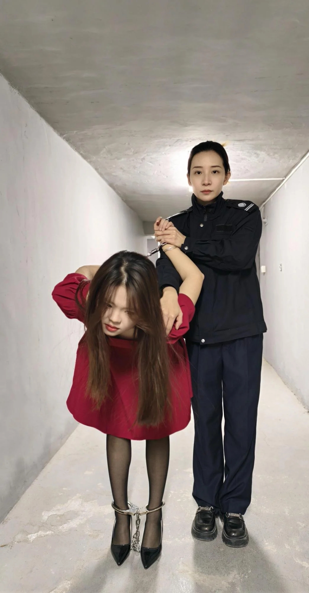 【鑫鑫工作室】张小姐因涉嫌 被逮捕，依法对她进行逮捕并搜查。张小姐声称自己没有犯罪，但 表示没有证据不会随意抓人。 张小姐坚称自己没有犯罪，是正常上班时被抓捕的,押回牢房，等待进一步的审判-9