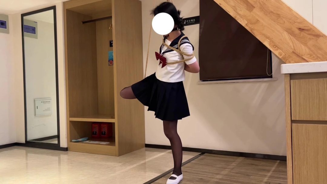 臭脚妹妹第一部露脸作品(假露脸）【水手服】【油光黑丝】【白一带】【单腿吊缚】-4