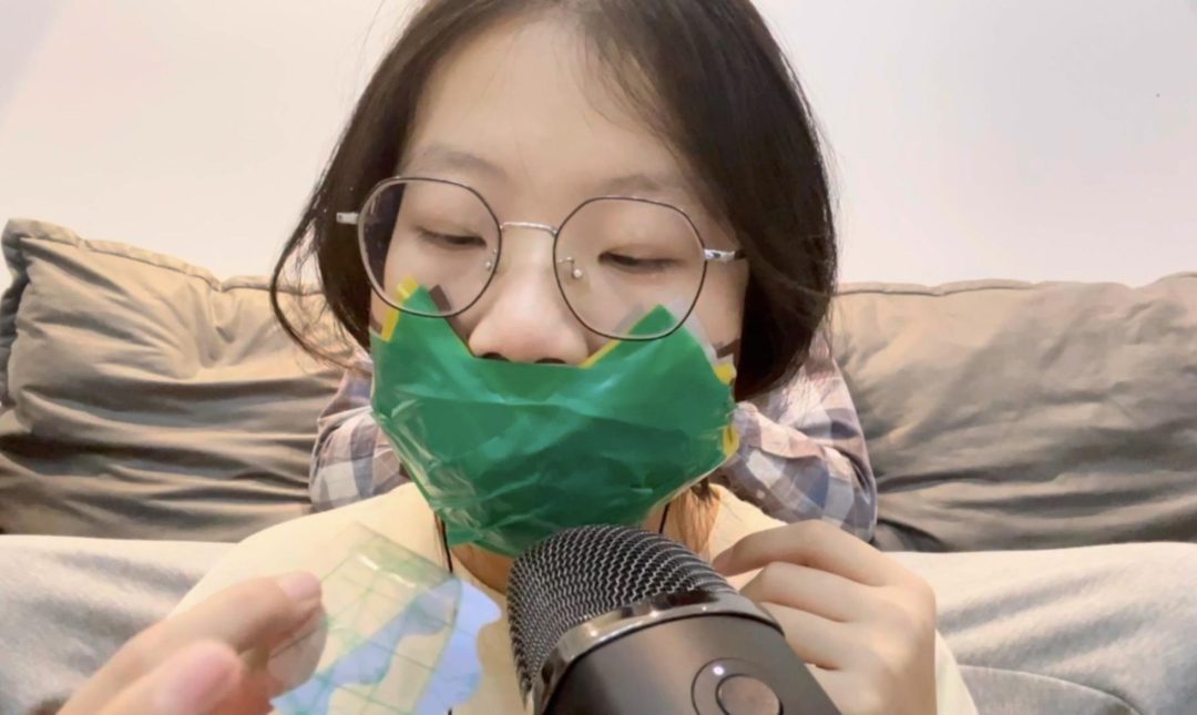 【小RASMR】口球堵嘴后，7层胶带，层层严密地封嘴，小R却认真地玩儿了起来-6