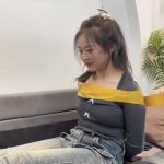 白袜与黄色胶带，严实地封嘴~