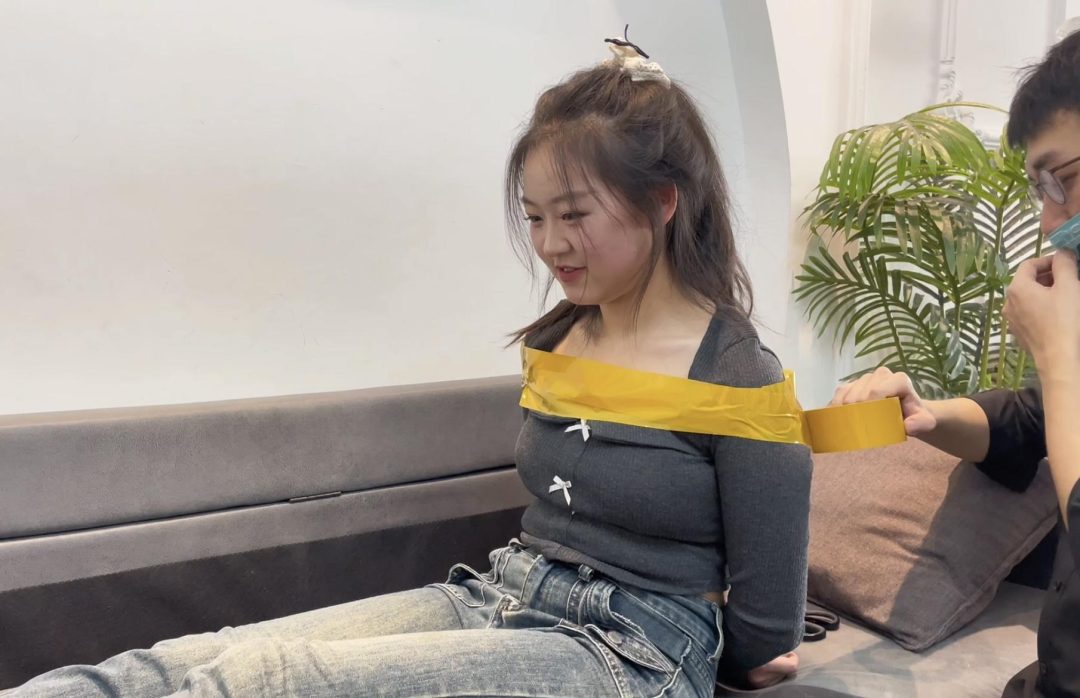 白袜与黄色胶带，严实地封嘴~-2