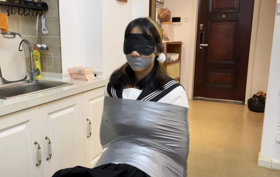 【小雨】【招模特】新模小雨，刚成年的女生，很喜欢捆绑与束缚，挣扎也很到位，那就老套路，胶带先来一波~-1