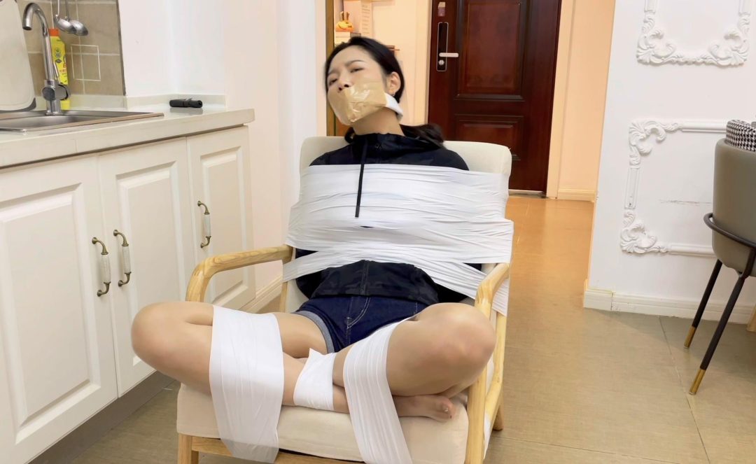 【小橙】【招模特】椅子上的白色胶带捆绑，4层胶带封嘴+丝袜蒙眼，多层封堵爱好者必看-6