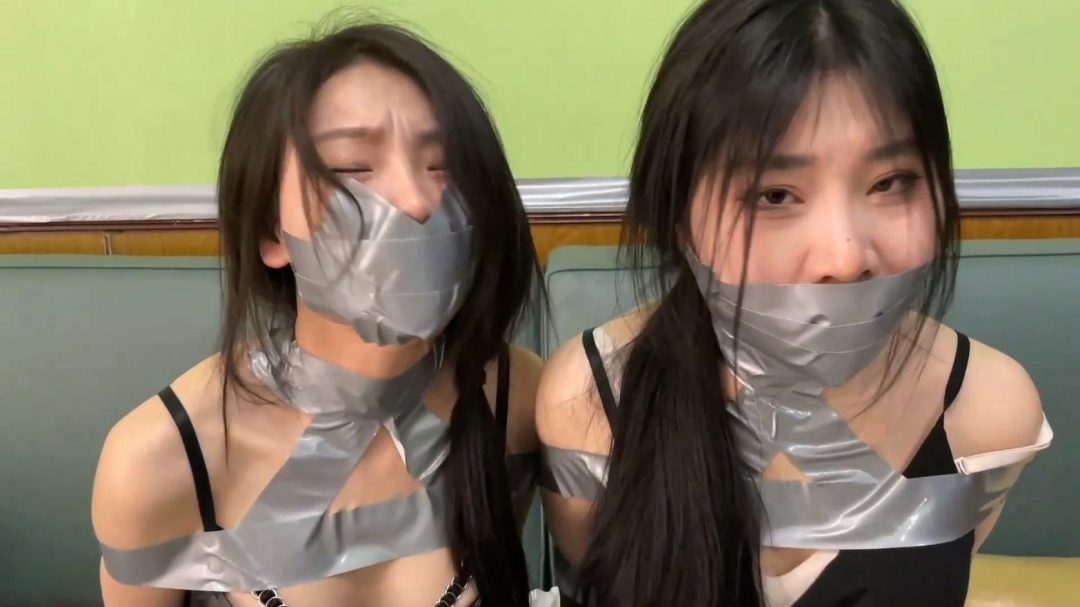 king定拍《绑架女奴直播间 下》黑丝油光 刘洋 吴晗 美女主播直播绑架美丽御姐 结果榜一大哥出高价把主持人也买了 2个美女都被捆绑玩弄了-11