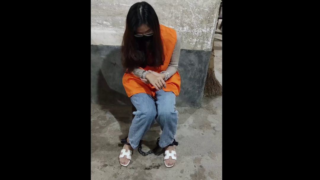 洋洋被关押在新的地方劳改，为何已经镣铐加身的洋洋，又受到新的械具惩罚-1