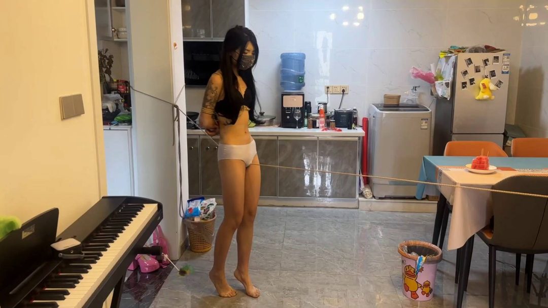 丫丫穿内衣内裤走绳，走完过后跪缚勒-1