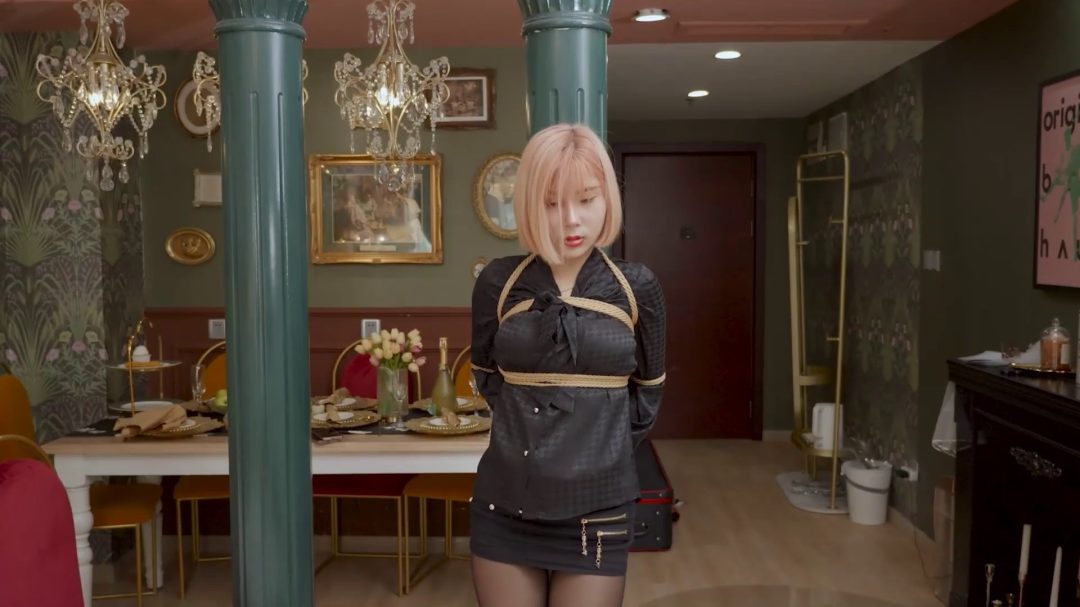 卧室里的执勤官，黑丝、床头、柱子，性感妩媚-4