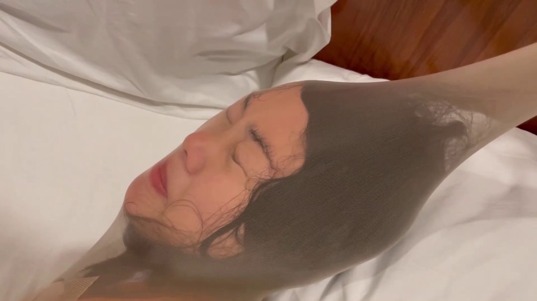 腿好穿亮丝！丝袜套头全包木乃伊！五官变形、胶带束缚-7