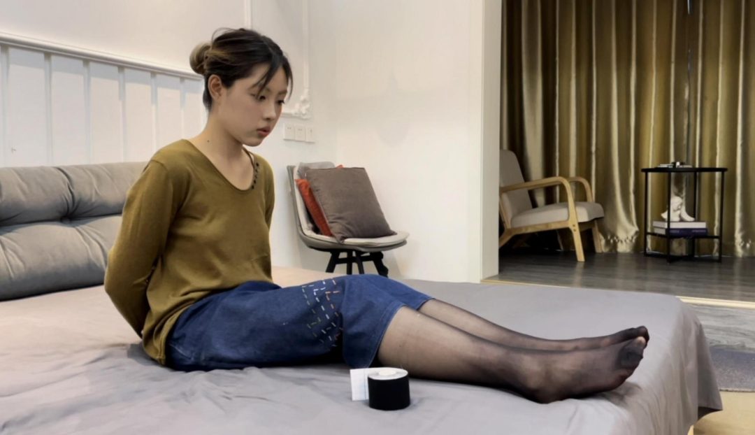 【小晗】黑丝与胶带的捆绑-1