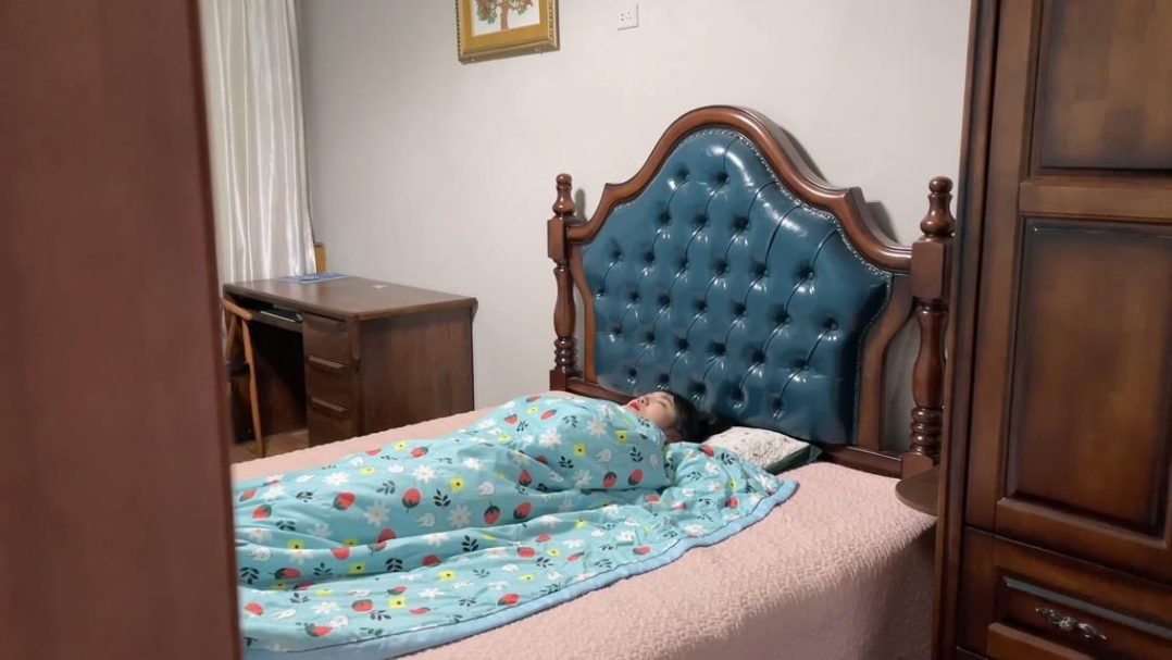 king定拍《过于谨慎的小偷 上》入室小偷将熟睡的美女严密包裹 变成了木乃伊 可怜美女户主奋力挣扎 踢踹小偷却被轻易制服玩弄-2