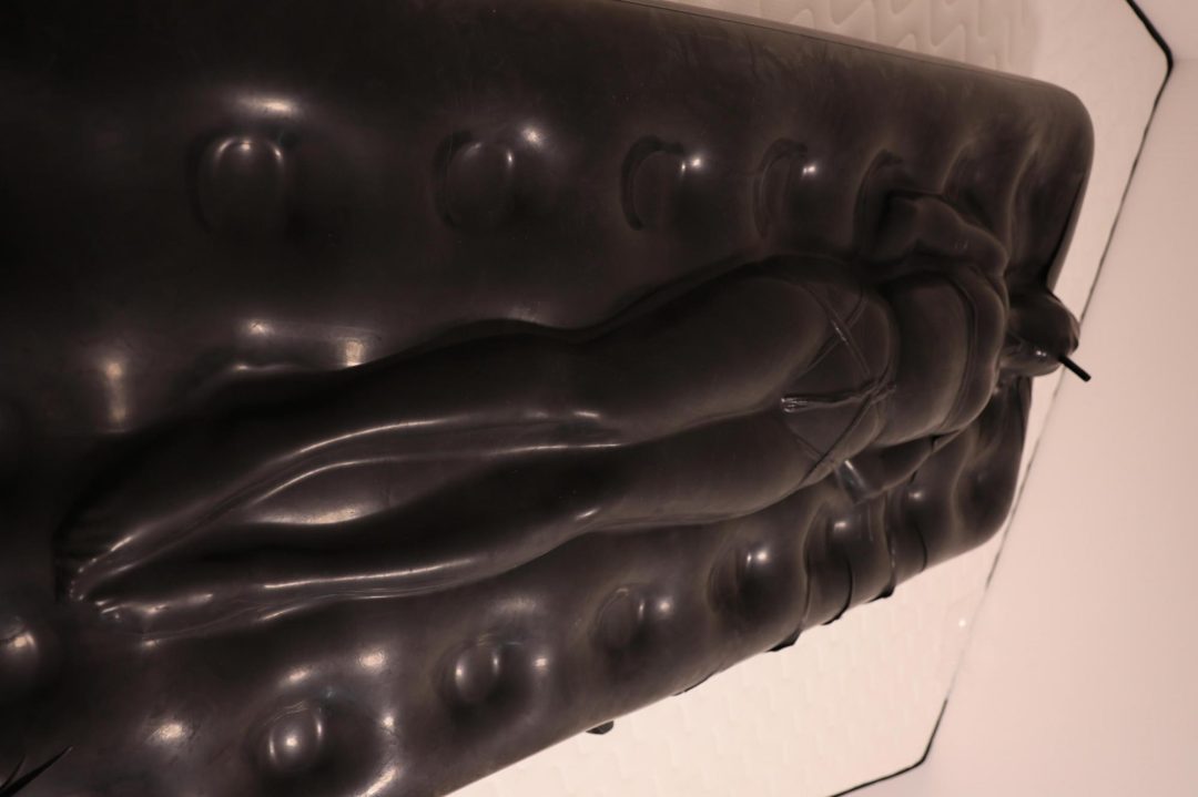 紧缚玩偶02-乳胶床禁锢-6