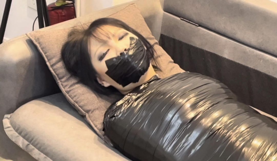 【小鹿】小鹿的黑色胶带全包，嘴巴和全身，包的很严实，想挣脱，就是挣脱不开，“呜呜呜”-7