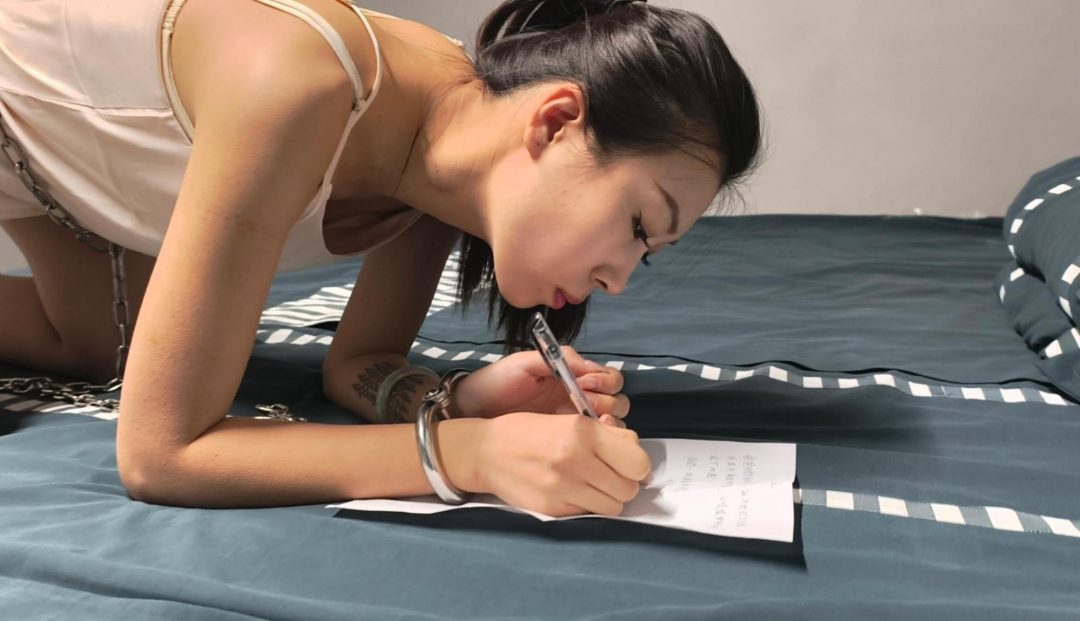 【忘忧社工作室】一女犯被抓后拒不交代，被带手脚拷，大腿拷，最终承认罪行，被脚底板-7