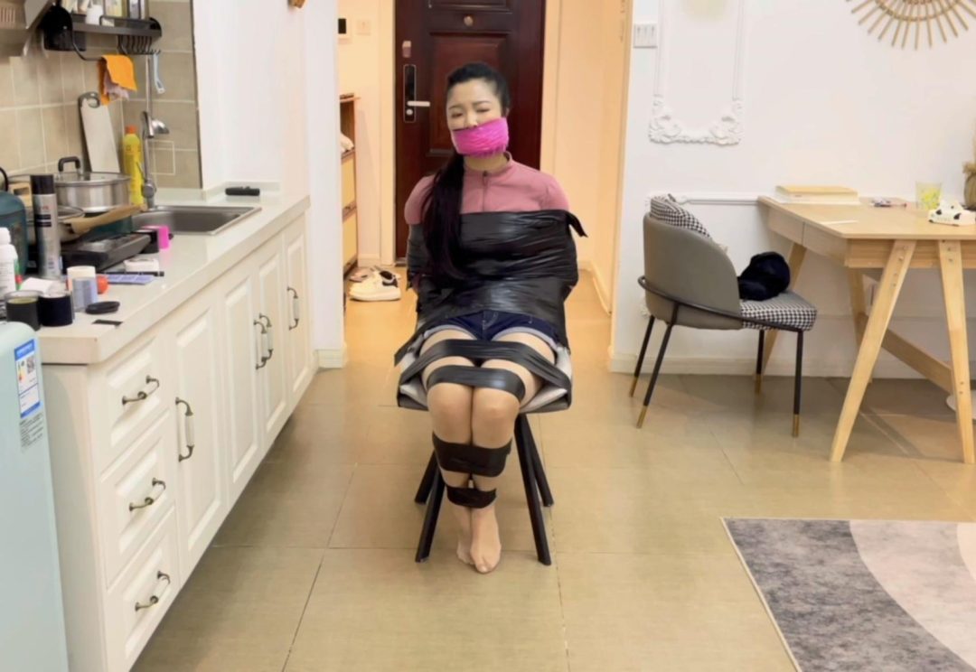 【小橙】椅子上的黑色胶带捆绑，胶带封嘴后，静电胶带再封一层，肉丝蒙眼+蒙嘴，“呜呜呜”的享受~-9