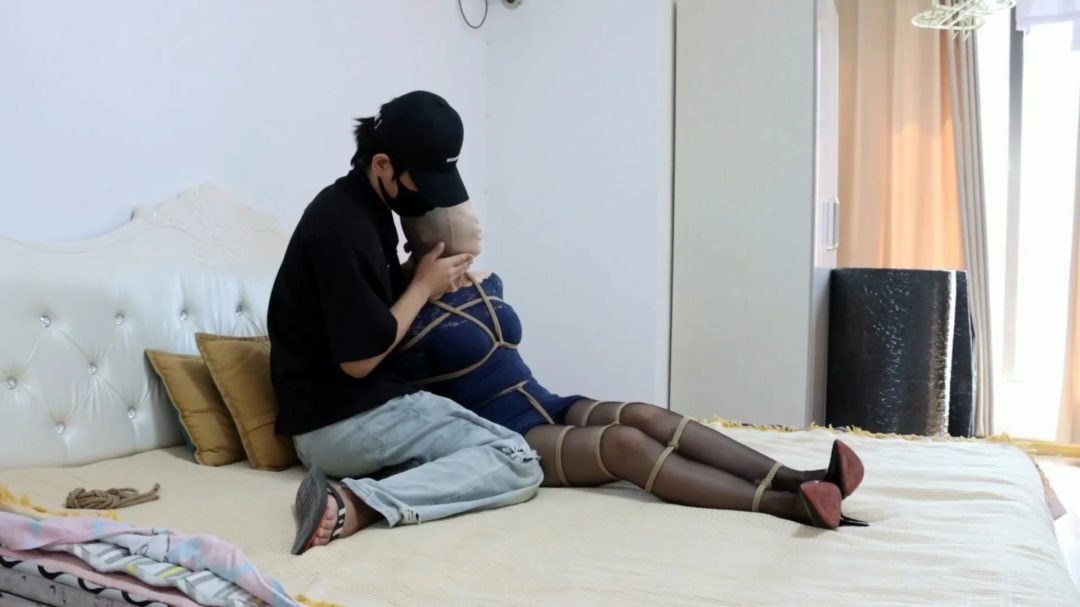 得意客订制—《致命采访》上，女探员接受采访讲述抓捕犯人遇险经过-3