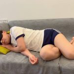 沙发上玩弄麦子