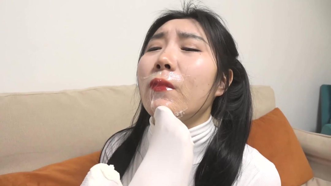 king定拍《鬼屋缚影——双人白丝牵线木偶》刘洋 吴晗性感油光白丝体操服美女 美女们入住鬼屋 被控制玩弄成牵线人偶肆意玩弄-3