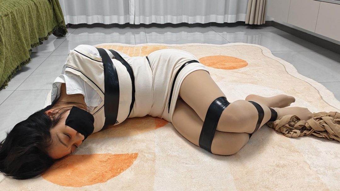 【绳心Jun】胶带紧缚挣扎＋丝袜全包，超紧捆绑、零挣脱率、模特很绝望-5