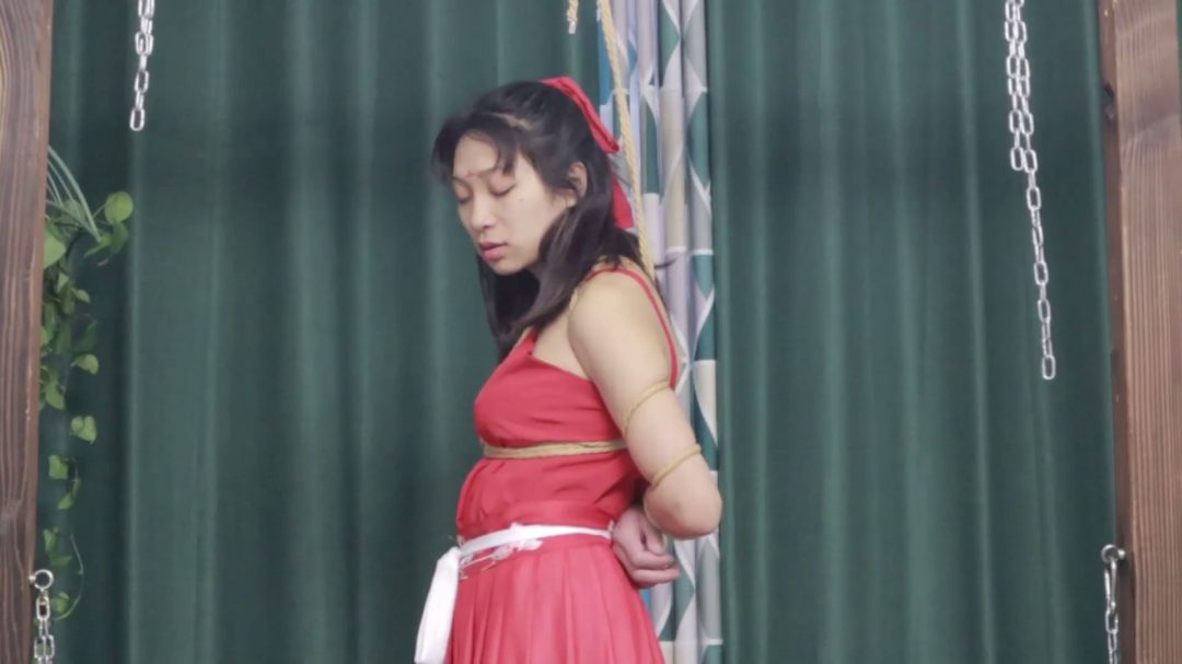 花嫁 被调教的新娘（上集） 汉服新娘戴着镣铐给主人洗脚 骑三角木马单腿吊酷刑 五花大绑藤条鞭打-3