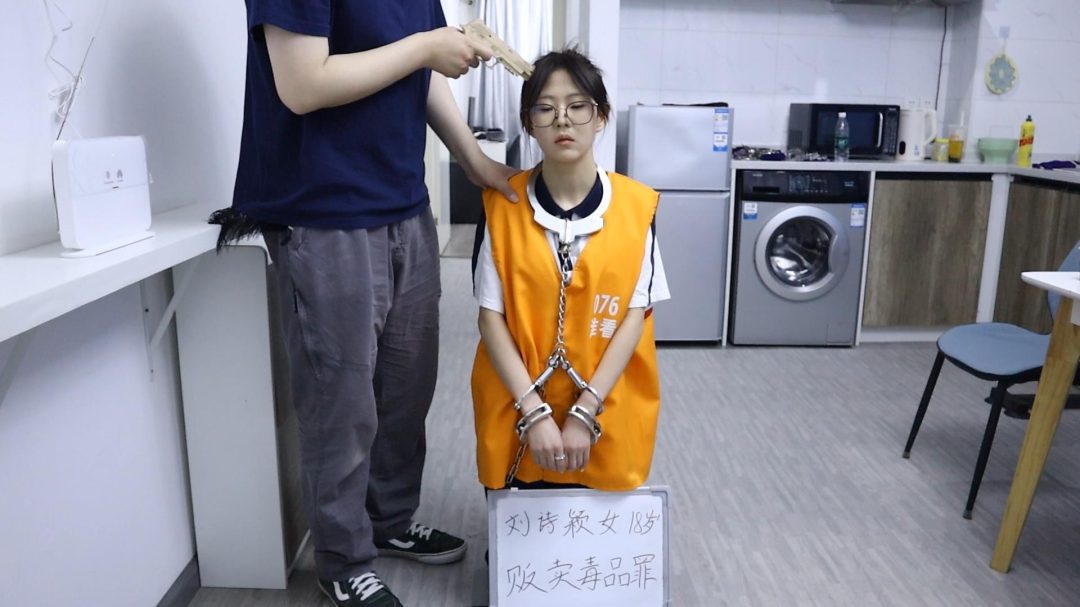 重磅！趾间艺束工作室 小太妹小鹿 被捕 审讯 挠脚挠全身TK 手铐脚铐-8