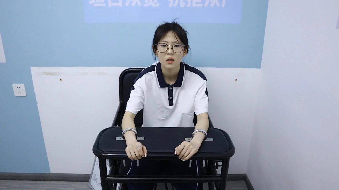 重磅！趾间艺束工作室 小太妹小鹿 被捕 审讯 挠脚挠全身TK 手铐脚铐-6