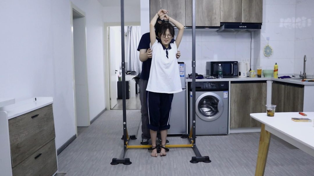 重磅！趾间艺束工作室 小太妹小鹿 被捕 审讯 挠脚挠全身TK 手铐脚铐-5