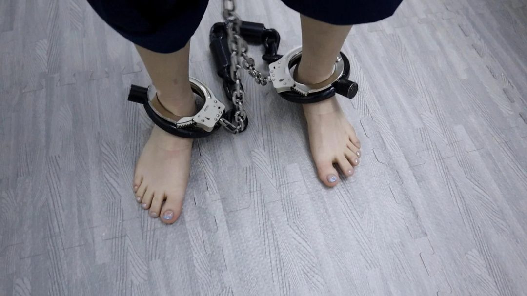 重磅！趾间艺束工作室 小太妹小鹿 被捕 审讯 挠脚挠全身TK 手铐脚铐-2