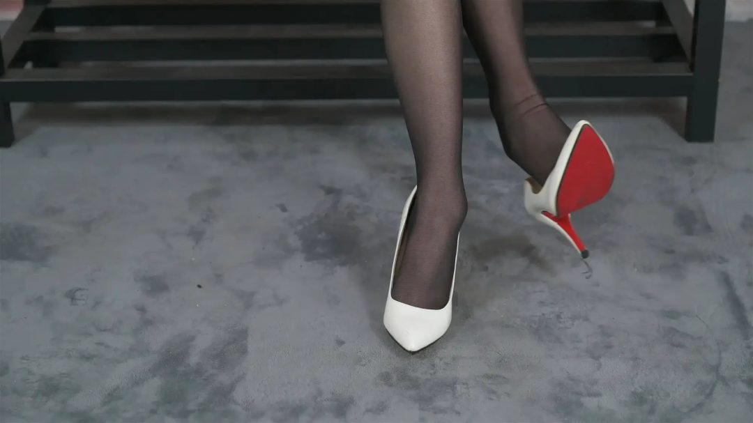 【美腿玉足系列】小妖内衣黑丝高跟，小小年纪动作很成熟-4