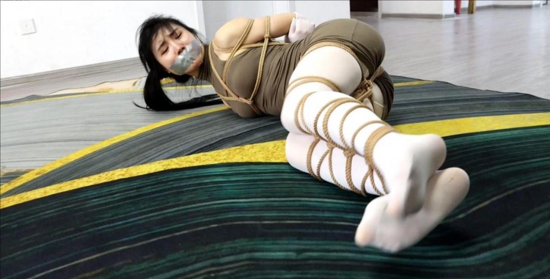 king定拍《挣扎的白丝丽人下》跆拳道美女被拘束捆绑白丝美腿超密集交错捆绑 真实疯狂挣扎 超有演技的吴晗表演-8