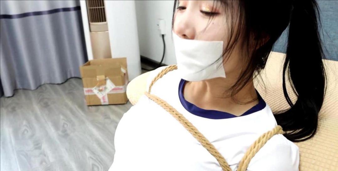 king剧情定拍！《白丝笨蛋美女的奇怪自缚02》 性感白丝美女被挠痒到失禁 白丝美脚完全湿透美女被盗匪加固封嘴，吃力蠕动逃跑被发现，白丝美脚被歹徒挠痒到失禁，最后虽然盗匪离开，但美女因为丝袜美腿被[不可描述]弄湿，地面也太滑根本无法站起来，结果美女被自己的[不可描述]干扰的无法逃脱。。。-9