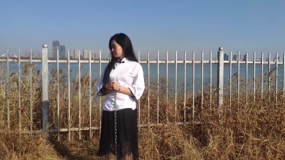 户外公园 手铐脚镣五花大绑逛公园 五四学生装 红肚兜-7