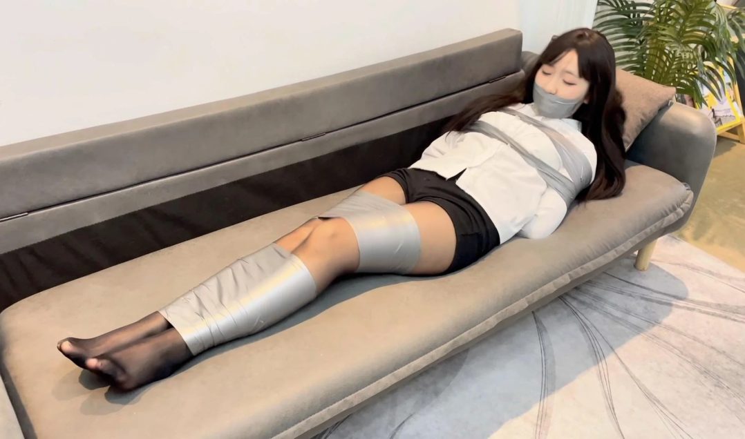 【小怀】 新模小怀，明星像的模特，挣扎程度也很不错，黑丝美腿尽显无疑-5