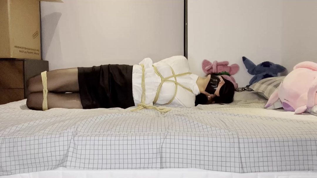 柯柯的驷马捆绑特辑丨肉丝+黑丝+高跟鞋两套衣服床上挣扎-5