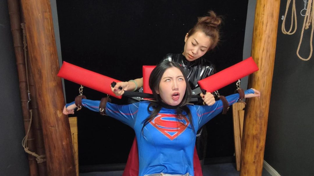 神奇女侠找到暗夜女王索要文件，结果被暗算，绑起来后TK，神奇女侠最后的结局会是什么。-1