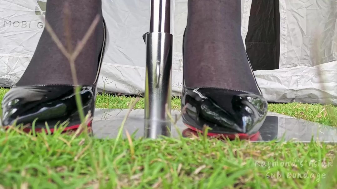 【Raymond】公园里的活体衣架one bar prison（户外+独立柱罚站架+封嘴贴+大露背+路人）-6