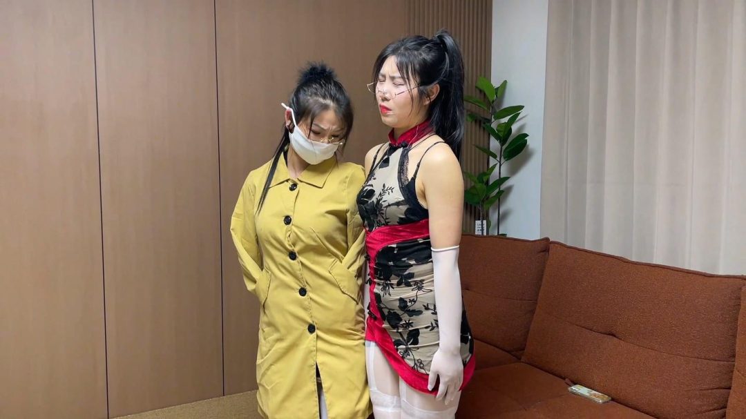 king云雀定拍《罕见双人伪装拘束 01》饱和式剧情 超有趣的双人伪装 一个是大衣伪装拘束 一个是高科技木偶人操控 双人互相看不出对方的拘束 超有趣的戏剧冲突-5