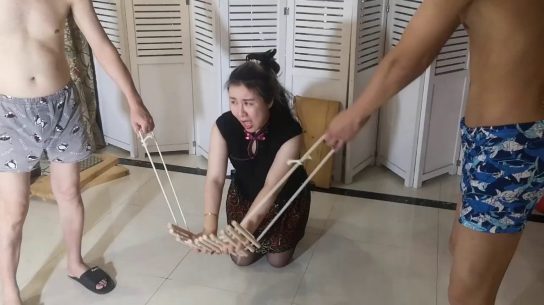 剧情林慧儿之殇 民国初年富家千斤林慧儿惨遭大盗柳世林欺凌 木枷夹指甩发戏曲审讯-4