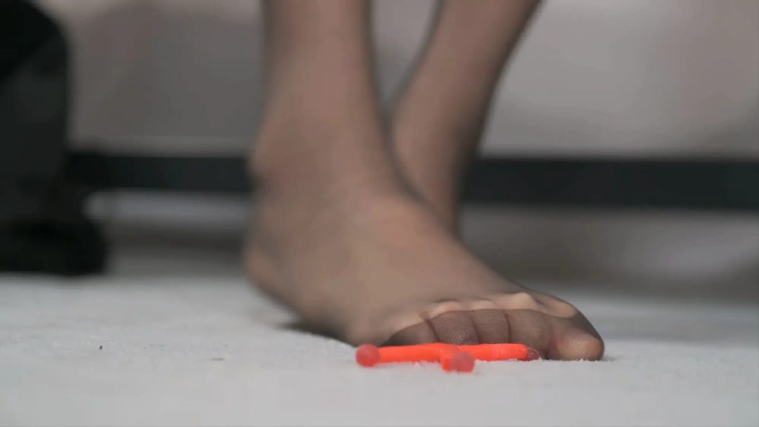 【美腿玉足系列】高挑黑丝长靴踩小人，放在靴里当鞋垫捂着-6