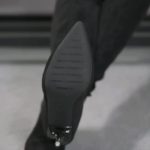 【美腿玉足系列】高挑黑丝长靴踩小人，放在靴里当鞋垫捂着