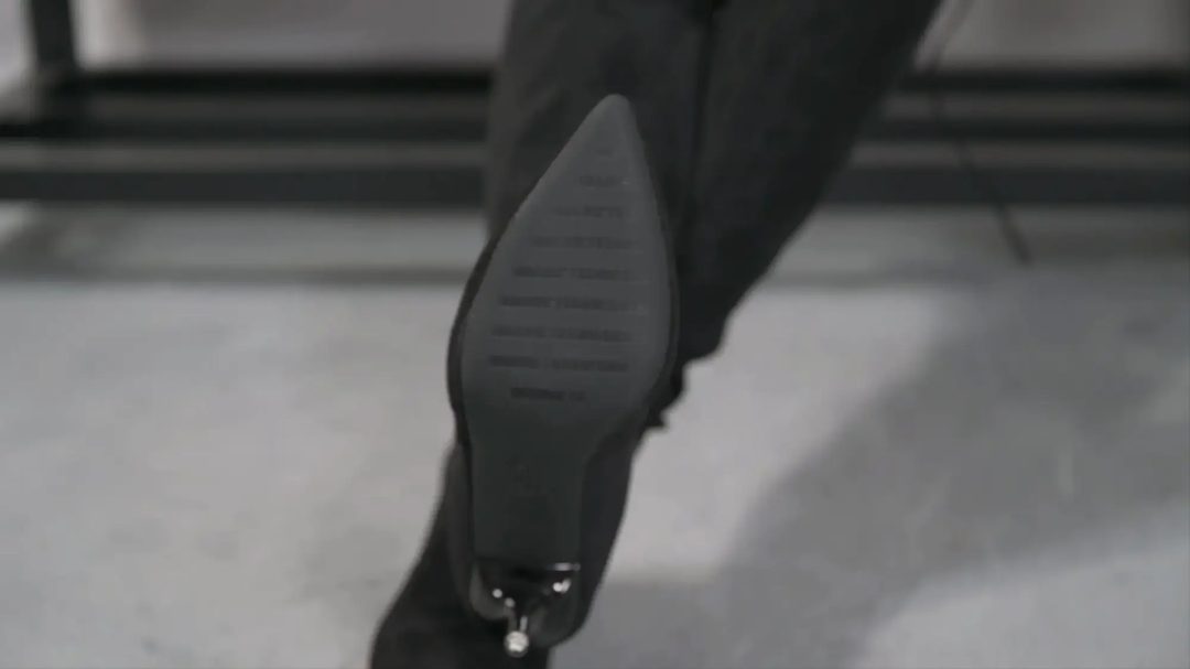 【美腿玉足系列】高挑黑丝长靴踩小人，放在靴里当鞋垫捂着-3