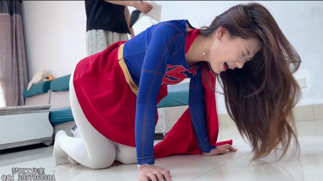 《星焰女超人》脱丝袜羞辱 歹徒站上风 女超人无尽折磨 狗爬抽屁股 拖在地上挠脚摸腿-1