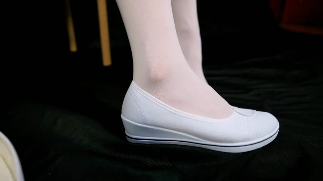 【美腿玉足系列】雪碧护士装白丝护士鞋--黑背景、狗狗视角-5
