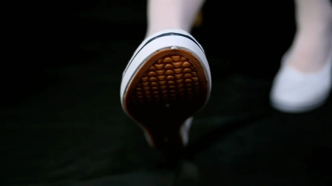 【美腿玉足系列】雪碧护士装白丝护士鞋--黑背景、狗狗视角-3