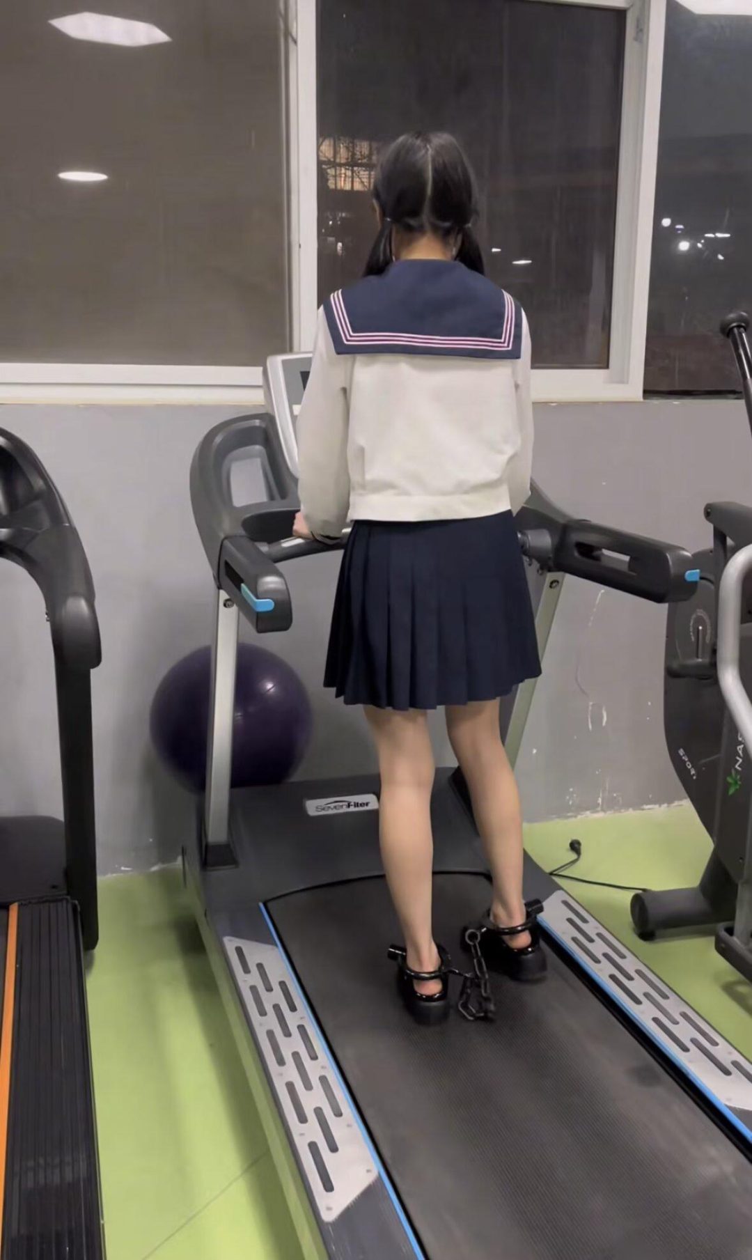 18岁女高健身房玩镣铐-包场戴着脚镣玩各种项目-8