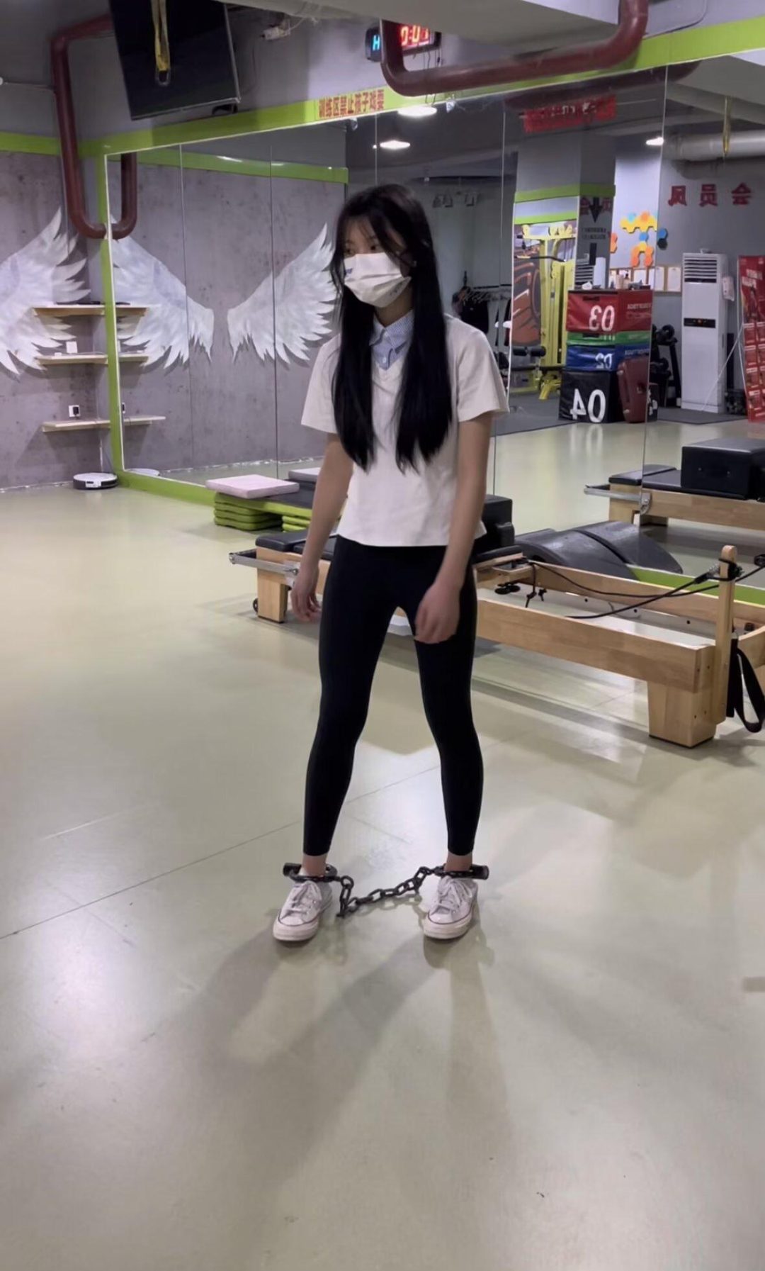 18岁女高健身房玩镣铐-包场戴着脚镣玩各种项目-7