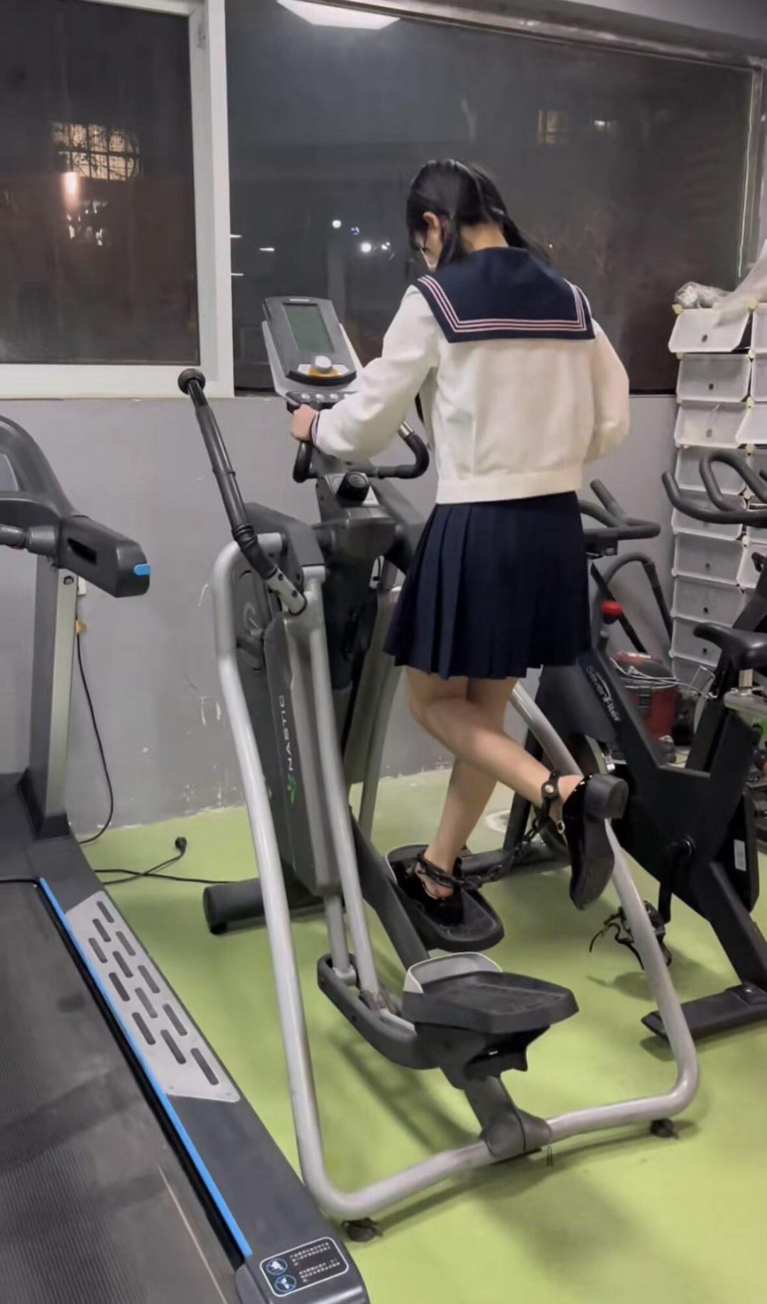 18岁女高健身房玩镣铐-包场戴着脚镣玩各种项目-6