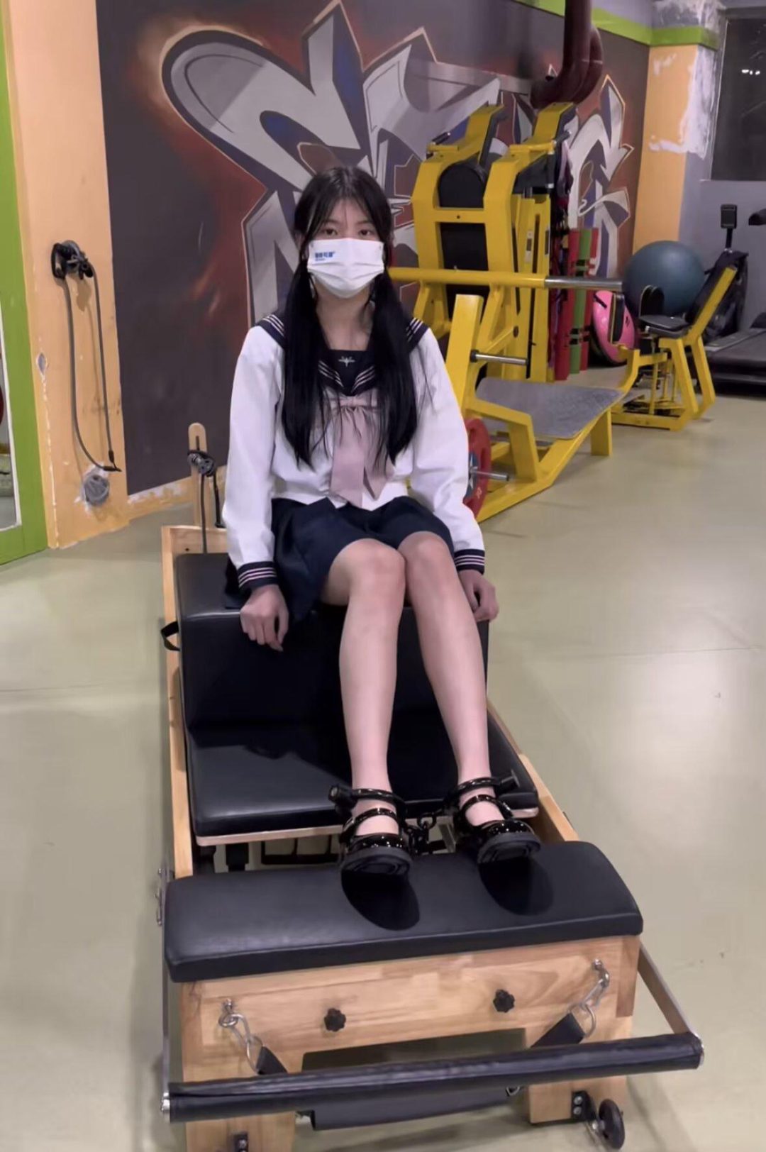 18岁女高健身房玩镣铐-包场戴着脚镣玩各种项目-5