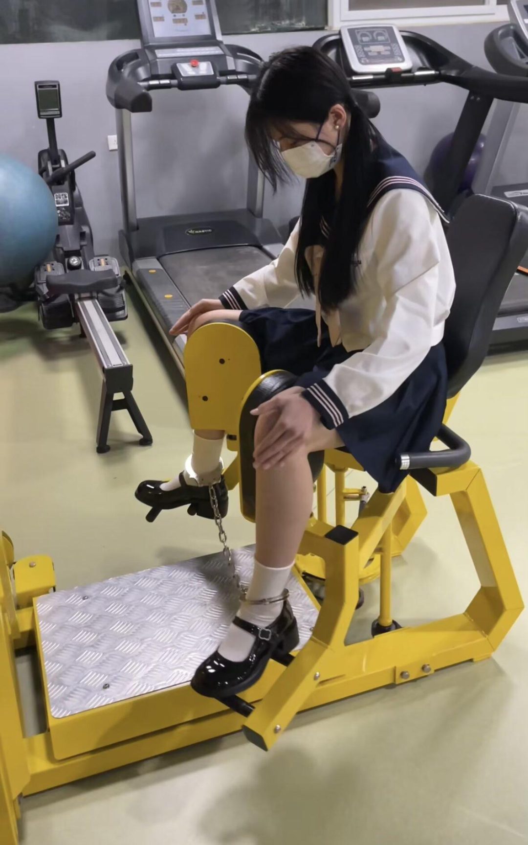 18岁女高健身房玩镣铐-包场戴着脚镣玩各种项目-4