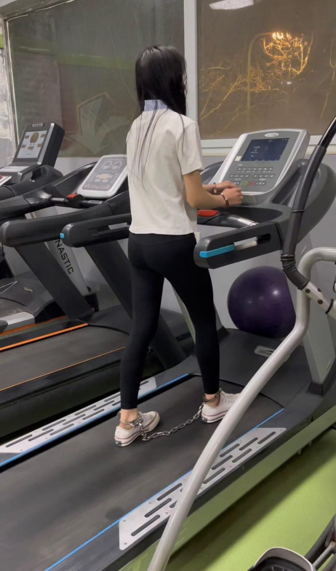 18岁女高健身房玩镣铐-包场戴着脚镣玩各种项目-3